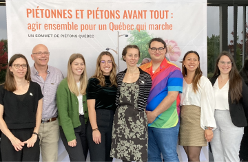 L'équipe de Piétons Québec devant l'affiche du sommet